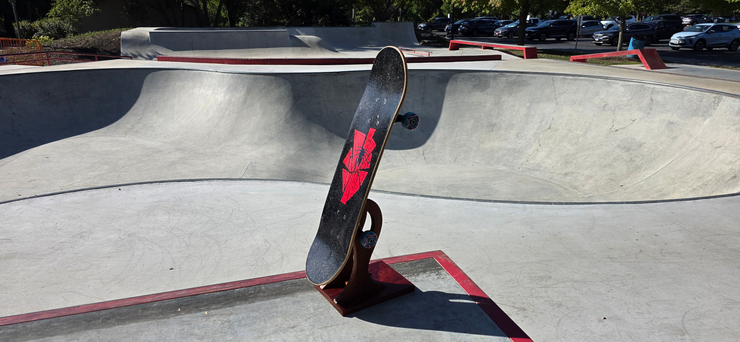 The Little Claw – Handcrafted Sapele & Padauk Skateboard Stand