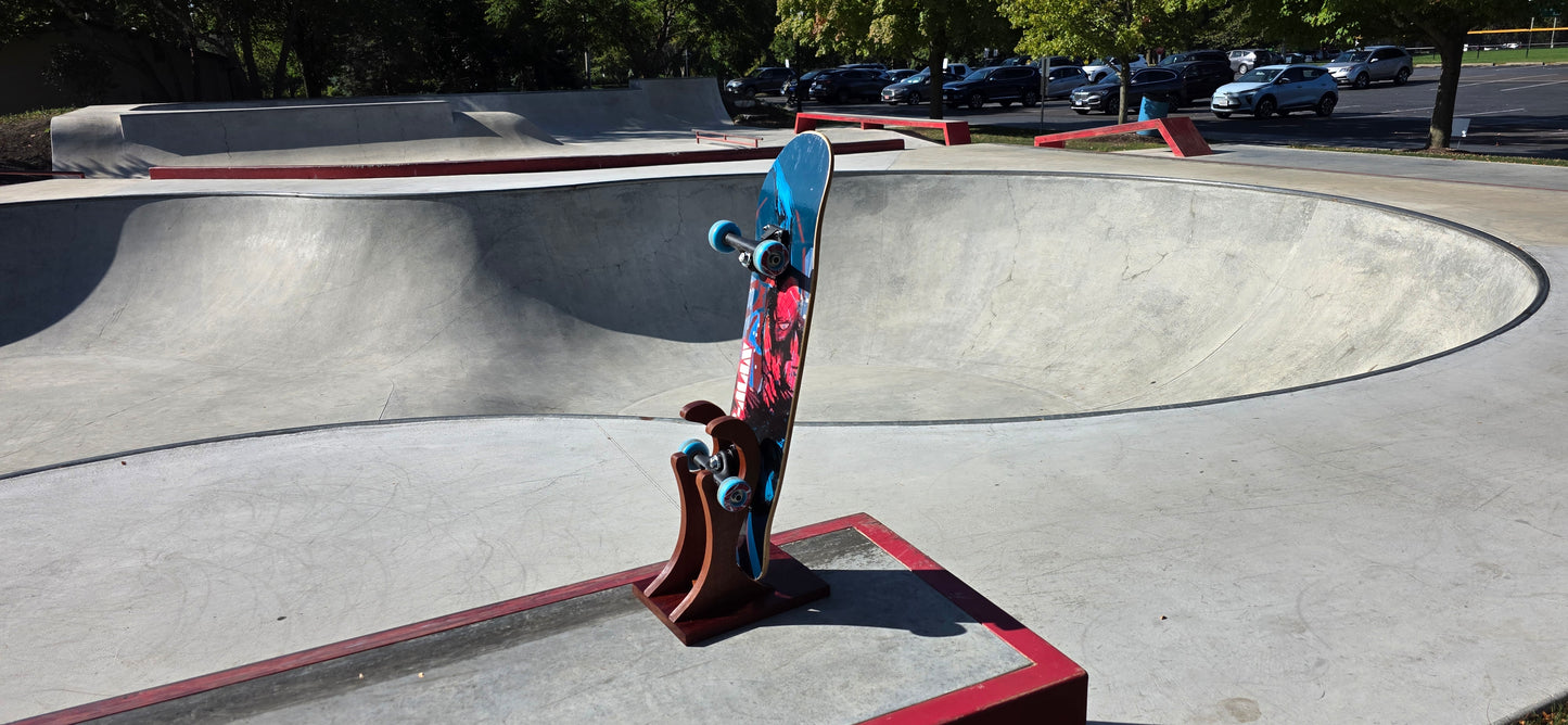 The Little Claw – Handcrafted Sapele & Padauk Skateboard Stand