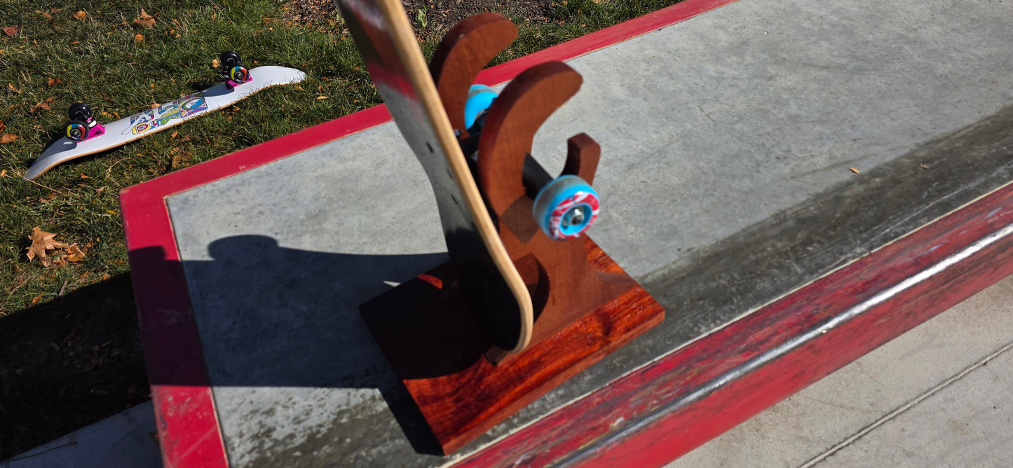 The Little Claw – Handcrafted Sapele & Padauk Skateboard Stand