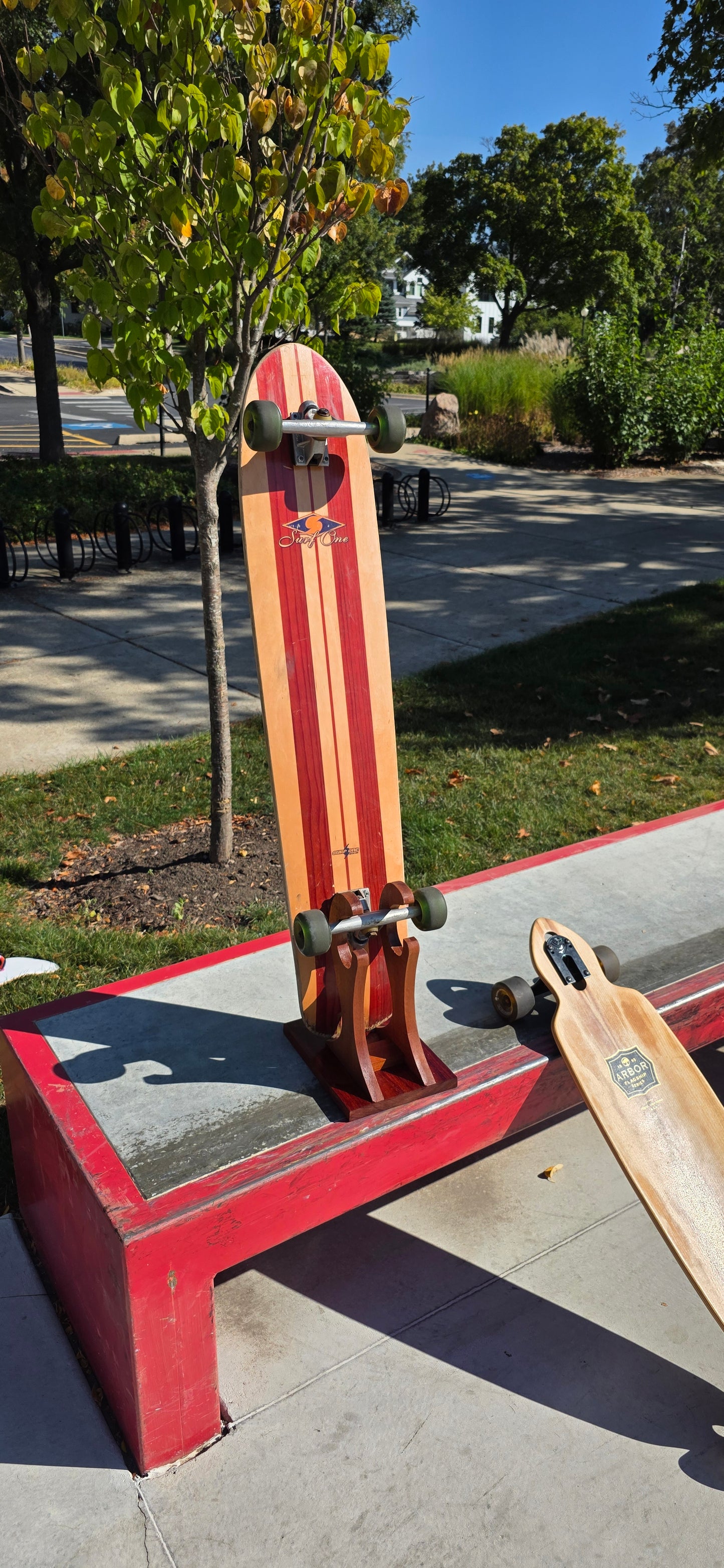 The Little Claw – Handcrafted Sapele & Padauk Skateboard Stand