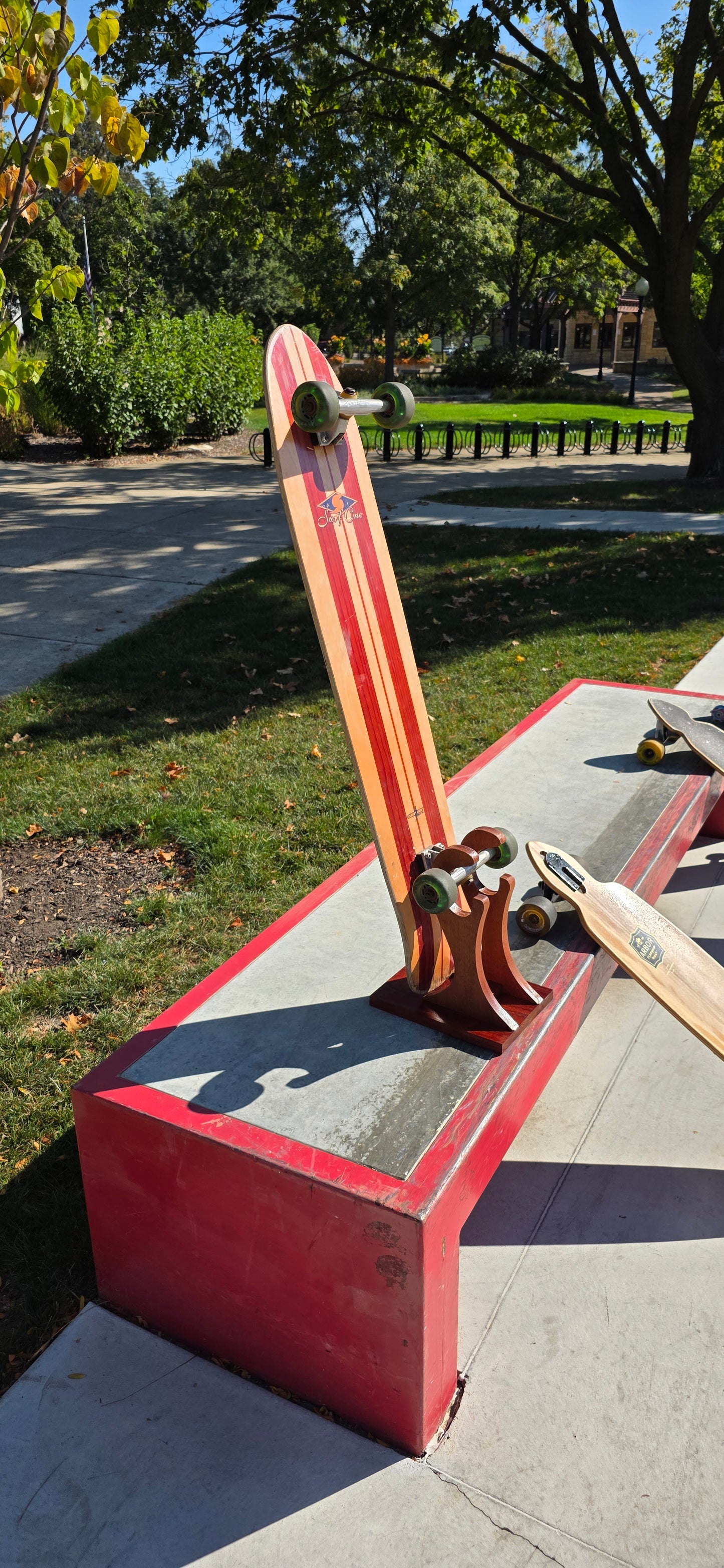 The Little Claw – Handcrafted Sapele & Padauk Skateboard Stand