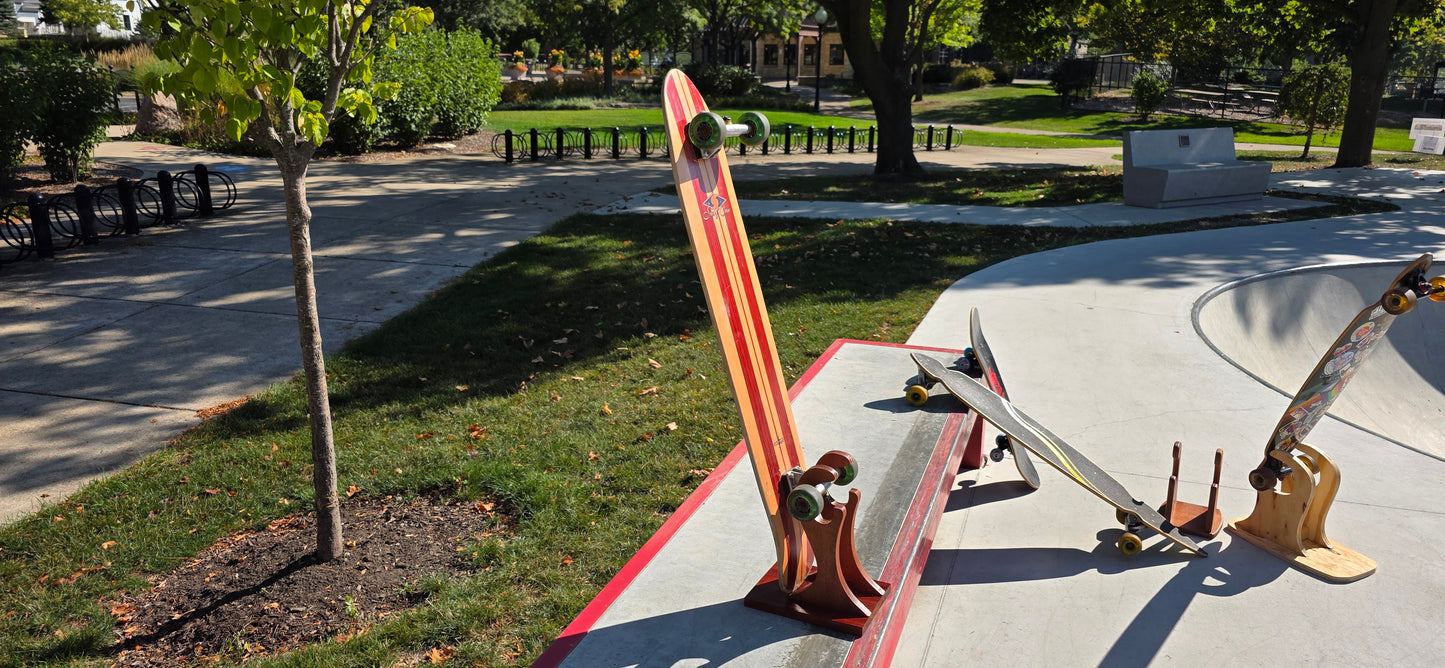 The Little Claw – Handcrafted Sapele & Padauk Skateboard Stand